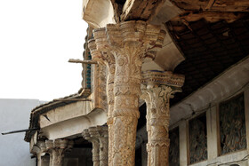 بخش شمال "خانه تاریخی صمدیه لباف" ،قسمت تابستان نشین با قرارگیری ایوان ستوندار در جلو برای ایجاد خنکی بیشتر در این بخش می باشد. ستون های ایوان شمالی از لحاظ ظاهر سالم ولی ترک های عمیقی در قسمت پای آن دیده می شود و علت آن سنگین شدن سقف و نشست آن بر روی ستون ها اثر گذاشته و در تزئینات گچبری ستون ها ترک ایجاد شده وگچ از چوب جدا شده.