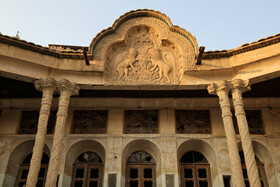 خانه صمدیه لباف مربوط به دوره قاجار است که در اصفهان، خیابان ابن سینا، محلۀ دردشت و کوچه میرعلاءالدین قرار دارد و در تاریخ ۲۲ مردادماه ۱۳۸۴ با شمارۀ ۱۳۰۰۳ در فهرست میراث ملی ایران به ثبت رسیده است.
