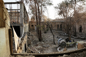 "خانه تاریخی صمدیه لباف" چهار ضلع داشته و دقیقاً مشابه دیوار ضلع غربی و با اندک تفاوت در ضلع شرقی هم وجود داشت ولی الآن با خراب کردن صد درصد دیوار ضلع شرقی، این خانه سه ضلع شده است! کارشناسان تائید کرده‌اند که آن‌ها نزدیک به ۲۰متر به این خانه تجاوز داشته‌اند.