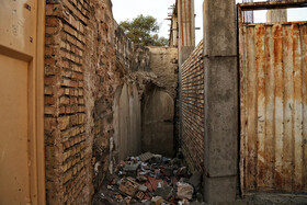 در بخش ورودی ساختمان "خانه تاریخی صمدیه لباف"   آنان دالانی تاریخی وجود داشته که ورودی خانه بوده که بخش اعظم آن در هنگام ساخت ساختمان فاطمیه تخریب و اکنون جزو تصرفات ساختمان فاطمیه گردیده و به عنوان قسمتی از راهروی ورودی ساختمان هیئت فاطمیه تلقی می شود و از ید تصرف مالکین اصلی پلاک ۲۹۹۰ و ۲۹۹۱ خارج شده است و همچنین دیوار حد شرقی شاکین پلاک های فوق که دیوار اشتراکی بوده بدون اذن و هماهنگی تخریب گردیده است.