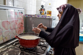 در روزهایی از ماه، خانم بیطار پور غذای نذری می پزد و آن را در بین همسایگان نیازمند تقسیم می کند.