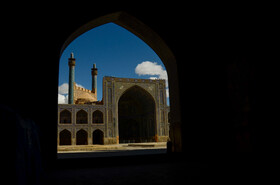 جبهه شمالی حیاط و مناره های ورودی مسجد جامع عباسی در اصفهان