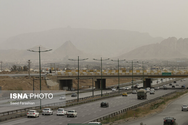 تصادف زنجیره ای ۲۰ خودرو در طوفان گرد و خاک کنارگذر شرق اصفهان