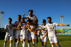 شادی گل بازیکنان ذوب  آهن پس از گل فرشاد محمدی مهر در دقیقه 38 