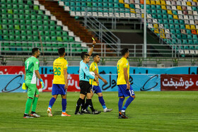 کارت زرد داور به بازیکن تیم صنعت نفت آبادان پس از اتمام بازی