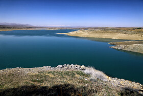طول  و عرض دریاچه سد زاینده رود حدود 32 کیلومترو متغیرتا 5 کیلومتر است