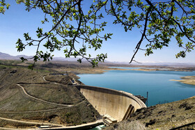 نیروگاه برق آبی سد زاینده رود به منظور تأمین قسمتی از برق مورد نیاز شبکه احداث شده است .کار این نیروگاه شبانه روزی است و بده های متفاوتی را در بستر زاینده رود جاری می سازد و چون میزان آب خروجی از توربین ها در شبانه روز متغیر می باشد لذا سد تنظیم کننده در فاصله چهار کیلومتری پایاب سد اصلی بنا شده است تا بتوان بطور یکنواخت آب مورد نیار پایین دست سد را تأمین کرد.