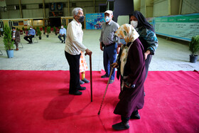 فرش قرمز نمایشگاه سابق زیر پای سالمندان اصفهان
