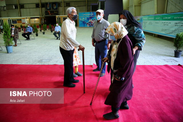 فرش قرمز نمایشگاه سابق اصفهان زیر پای سالمندان