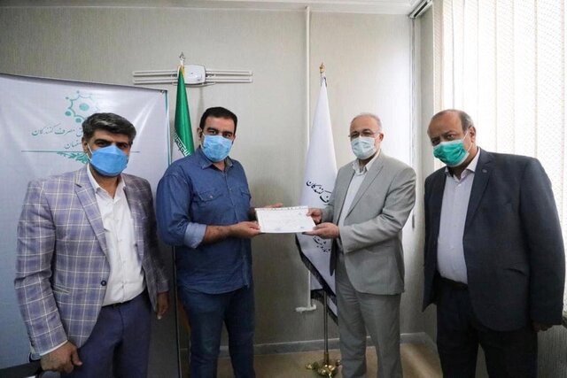 اهدا گواهینامه نشان اعتماد به واحدهای اتحادیه صنایع‌دستی اصفهان