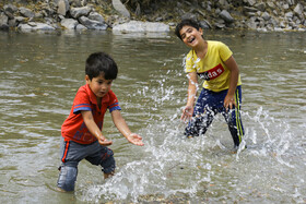 خروجی سد زاینده رود از عصر روز جمعه، یازدهم تیرماه برای آبیاری باغات غرب اصفهان افزایش یافت.