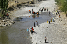 خروجی سد زاینده رود از عصر روز جمعه، یازدهم تیرماه برای آبیاری باغات غرب اصفهان افزایش یافت.
