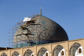 نمایی از ترک مرمت شده و ترک در حال مرمت گنبد مسجد شیخ لطف الله اصفهان.