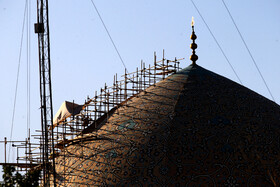 نمایی از محل مرمت ترک جدید گنبد مسجد شیخ لطف الله اصفهان.