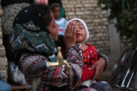 «بهشته» دختر 9 ساله خانواده مهاجر افغان است و در مراقبت از کودکان به مادر خود کمک می‌کند. 