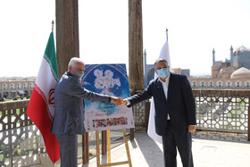 علی قاسمزاده شهردار اصفهان و علیرضا تابش دبیر ۳۴ جشنواره فیلمهای کودکان و نوجوانان در آیین رونمایی از پوستر ۳۴ دوره جشنواره بین المللی فیلمهای کودکان و نوجوانان