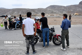 در این مکان جوانان و نوجوانان با موتور سیکلت های معمولی و سنگین خود مجالی برای اجرای حرکات نمایشی و بعضا خطرناک یافته اند که گاهی نیز با حادثه همراه است.     