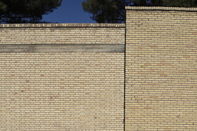 دو راه برا تغذیه آبخوان اصفهان - برخوار وجود دارد، که یکی جاری شدن زاینده رود و دیگری توقف برداشت از آبخوان اصفهان است، چراکه اگر تا ۲۵ سال آینده آب آبخوان این دشت تمام شود، با وقوع فرونشست حتی اگر باران هم ببارد، دیگر آبخوان توان تغذیه شدن ندارد.