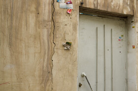 اثرات فرونشست در دیوار منازل مسکونی واقع در کوچه چارسوق اصفهان