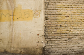 اثرات فرونشست در دیوار منازل مسکونی واقع در کوچه چارسوق اصفهان