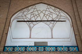 اثرات فرونشست در طاق های بیرونی بازارهای میدان نقش جهان اصفهان