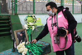 گرامیداشت یاد امیر حسین اکبری - خبرنگار خبرگزاری ایرنا در ابتدای دیدار تیم های فوتبال ذوب آهن و فولاد خوزستان  