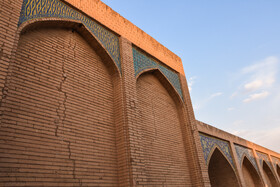 ترکهای جداره صفوی "پل خواجو" که در طول سالهای گذشته نیز مرمتهای انجام شده روی آن، حرف و حدیثهای زیادی را به دنبال داشته است.