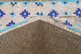 کاشیهای کنده شده "پل خواجو"، که در طول سالهای گذشته کمتر توجهی به آنها شده است.