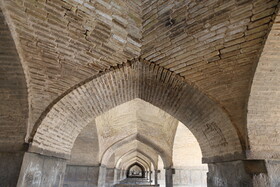 "پل خواجو" ۲۴ دهانه دارد که از مکعبهای به دقت تراشخورده ساخته شدهاند، اما ترکهای روی جداره پل، مشهودترین چیزی است که به چشم میآید.