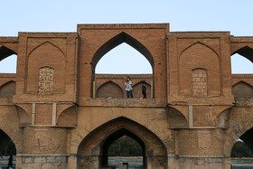 مرمتهای غیر اصولی و بیتوجهی به استفاده از مصالح غیر مناسب و ناهمگن با بناهای تاریخی اکنون در سی و سه پل، در چشم گردشگران و حتی مردم محلی زشتی زیادی را به وجود آورده است.