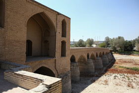 "پل شهرستان" در شرق اصفهان و در منطقه جی قدیم قرار گرفته، به همین دلیل آن را "پل جی" نیز می‌نامند. این پل را کهن‌ترین پلی می‌دانند که روی زاینده‌رود بنا شده است.