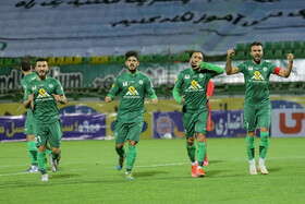 شادی گل بازیکنان تیم فوتبال ذوب آهن در دقیقه 66 به توسط گل میلاد جهانی