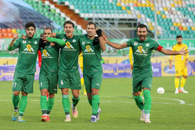 شادی گل بازیکنان تیم فوتبال ذوب آهن در دقیقه 39 به توسط گل میلاد جهانی