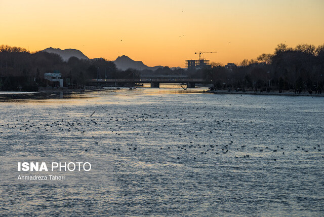 زایندهرود باید در دهه اول فروردین ماه باز شود زایندهرود باید در دهه اول فروردین ماه باز شود