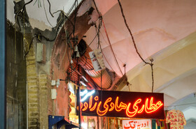 سیم‌کشی‌های روکار و در هم ریخته که در جای جای بازارهای میدان نقش جهان اصفهان مشاهده می‌شود و خطرآفرین است.