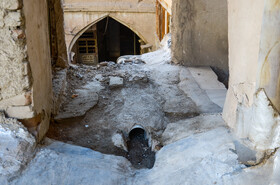  ناودان‌های "سرای عطارها"در بازار قیصریه میدان نقش جهان اصفهان که با بارش باران و برف، آسیب‌های زیادی را به این بنای دوران صفویه رسانده است.