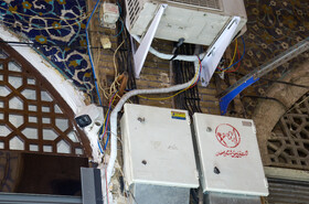 سیم‌کشی‌های روکار و در هم ریخته که در جای جای بازارهای میدان نقش جهان اصفهان مشاهده می‌شود و خطرآفرین است.