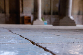 ترک یک و نیم سانتیمتری در سطح زیر گنبد اصلی (کف) مسجد سید اصفهان که به دلیل فرونشستهای اصفهان، ایجاد شده است.