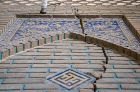 ترکی که در دیواره ضلع غربی بنای مسجد سید اصفهان در اثر فرونشستهای اخیر شهر اصفهان ایجاد شده است.