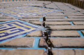 نمای نزدیکتر دیواره غربی شبستان مسجد سید اصفهان، بنای متعلق به دوره قاجار، که در اثر فرونشست شکاف برداشته است.