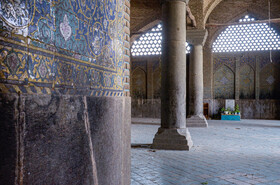 سنگهای پایه ستونهای اصلی گنبد مسجد سید اصفهان، در اثر فرونشستهای این شهر تاریخی شکسته شده اند.