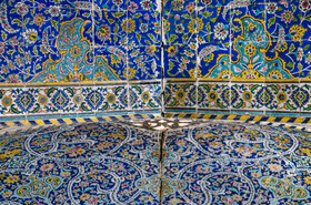 نمایی از دیواره ضلع غربی شبستان مسجد سید اصفهان که به دلیل ترک ایجاد شده، شکاف آن حدود چهار سانتی متر باز شده است.