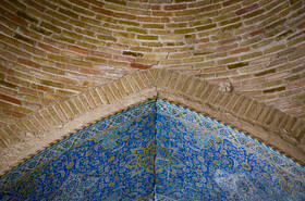 طاق ورودی غربی گنبد مسجد سید اصفهان که به دستور محمد شاه قاجار ساخته شده، به دلیل فرونشستهای رخ داده در طول سالهای گذشته، اکنون از هم باز شده است.