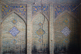 دیواره غربی شبستان مسجد سید اصفهان که در اثر فرونشست از هم جدا شده است. دیواره غربی شبستان مسجد سید اصفهان، بنای متعلق به دوره قاجار، که در اثر فرونشست شکاف برداشته است.