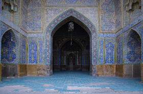 ورودی ضلع شمالی گنبد اصلی مسجد سید اصفهان که به دلیل فروشست‌های اخیر اصفهان در وضعیت مناسبی به سر می‌برد. فرونشست‌های اخیر اصفهان این بنای تاریخی را تهدید می‌کند.