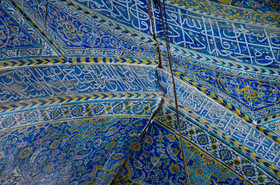 نمایی از دیواره ضلع غربی شبستان مسجد سید اصفهان که شکاف آن حدود چهار سانتی متر باز شده است