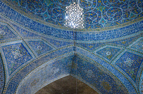 گنبد مسجد سید اصفهان که شکاف آن به قطر چهار سانتی متر باز شده و این ترک تا نوک گنبد ادامه دارد.