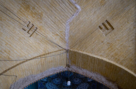 سقف گنبد سردر ورودی ضلع شمالی مسجد سید اصفهان که در اثر فرونشست ترک برداشته و با گچ پر شده است