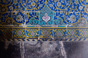 نمای نزدیکتر از سنگهای پایه ستونهای اصلی گنبد مسجد سید اصفهان که در اثر فرونشستهای اصفهان شکسته شدهاند.