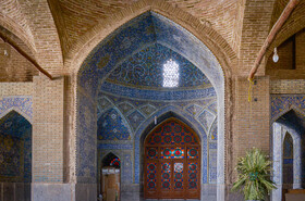 ترک ورودی شرقی شبستان مسجد سید اصفهان منتهی به فضای زیر گنبد اصلی را نیز درگیر این تهدید کرده است.